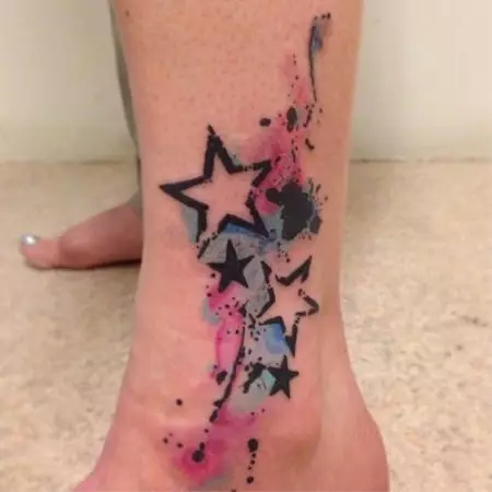 Таттоо на нози (80 фотографија): натписи и лагани тетоваже, звезде и цвеће, прелепа тетоважа на целој нози и задњим, доле и изнад 13817_22