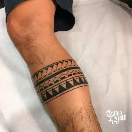 Таттоо на нози (80 фотографија): натписи и лагани тетоваже, звезде и цвеће, прелепа тетоважа на целој нози и задњим, доле и изнад 13817_28