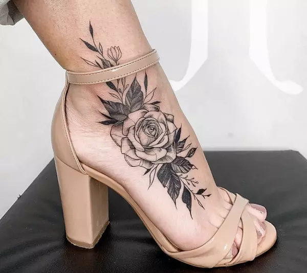 Таттоо на нози (80 фотографија): натписи и лагани тетоваже, звезде и цвеће, прелепа тетоважа на целој нози и задњим, доле и изнад 13817_3