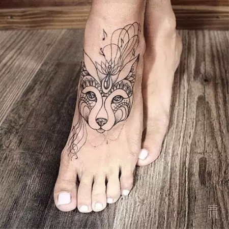 Таттоо на нози (80 фотографија): натписи и лагани тетоваже, звезде и цвеће, прелепа тетоважа на целој нози и задњим, доле и изнад 13817_33