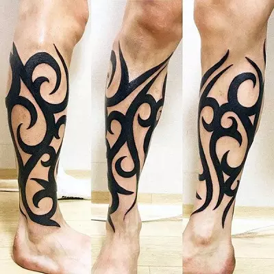 Таттоо на нози (80 фотографија): натписи и лагани тетоваже, звезде и цвеће, прелепа тетоважа на целој нози и задњим, доле и изнад 13817_36