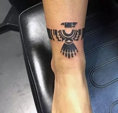 Таттоо на нози (80 фотографија): натписи и лагани тетоваже, звезде и цвеће, прелепа тетоважа на целој нози и задњим, доле и изнад 13817_39
