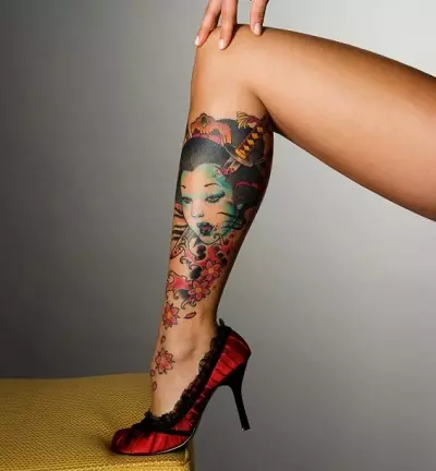 Таттоо на нози (80 фотографија): натписи и лагани тетоваже, звезде и цвеће, прелепа тетоважа на целој нози и задњим, доле и изнад 13817_41
