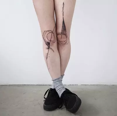 Таттоо на нози (80 фотографија): натписи и лагани тетоваже, звезде и цвеће, прелепа тетоважа на целој нози и задњим, доле и изнад 13817_57