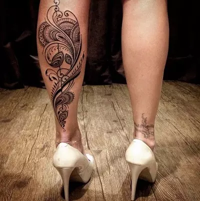 Таттоо на нози (80 фотографија): натписи и лагани тетоваже, звезде и цвеће, прелепа тетоважа на целој нози и задњим, доле и изнад 13817_61