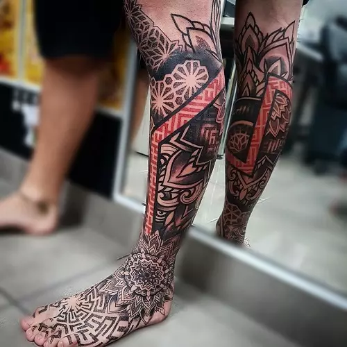 Таттоо на нози (80 фотографија): натписи и лагани тетоваже, звезде и цвеће, прелепа тетоважа на целој нози и задњим, доле и изнад 13817_62