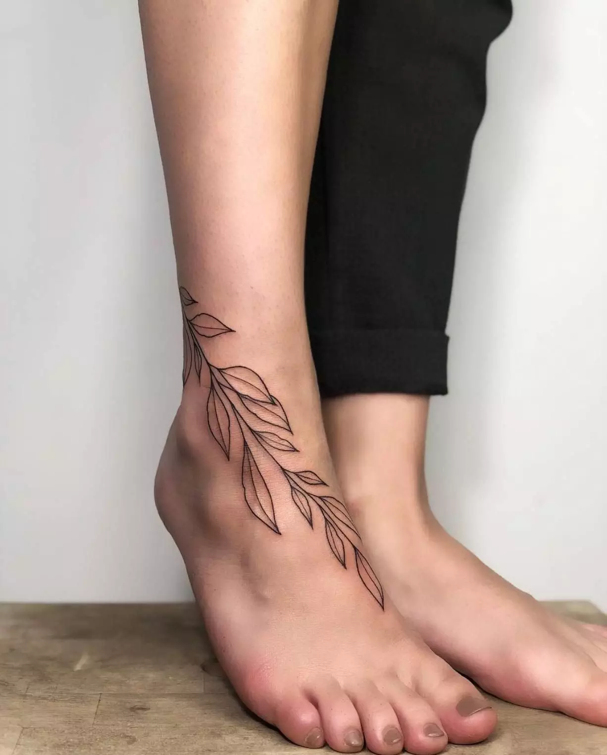 Таттоо на нози (80 фотографија): натписи и лагани тетоваже, звезде и цвеће, прелепа тетоважа на целој нози и задњим, доле и изнад 13817_66