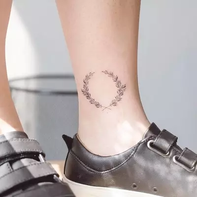 Таттоо на нози (80 фотографија): натписи и лагани тетоваже, звезде и цвеће, прелепа тетоважа на целој нози и задњим, доле и изнад 13817_67