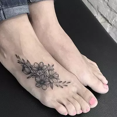 Таттоо на нози (80 фотографија): натписи и лагани тетоваже, звезде и цвеће, прелепа тетоважа на целој нози и задњим, доле и изнад 13817_68