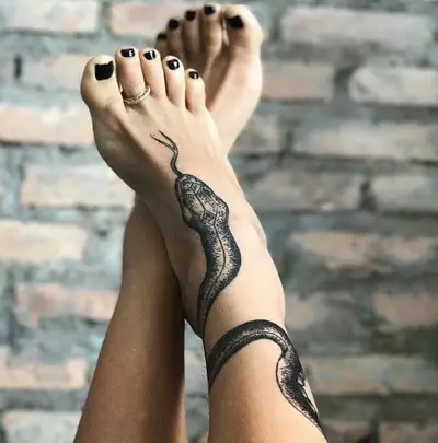 Таттоо на нози (80 фотографија): натписи и лагани тетоваже, звезде и цвеће, прелепа тетоважа на целој нози и задњим, доле и изнад 13817_69