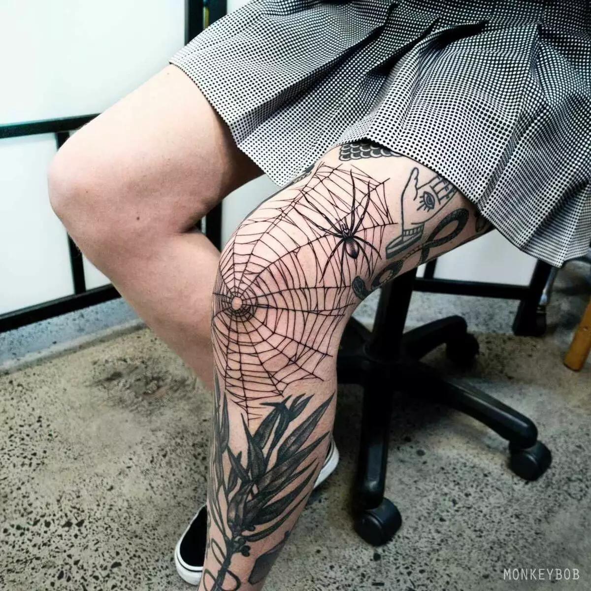Таттоо на нози (80 фотографија): натписи и лагани тетоваже, звезде и цвеће, прелепа тетоважа на целој нози и задњим, доле и изнад 13817_70