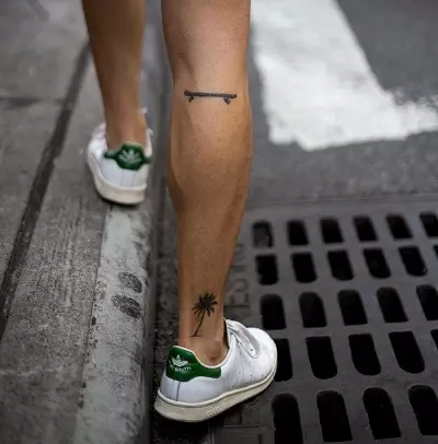 Таттоо на нози (80 фотографија): натписи и лагани тетоваже, звезде и цвеће, прелепа тетоважа на целој нози и задњим, доле и изнад 13817_9