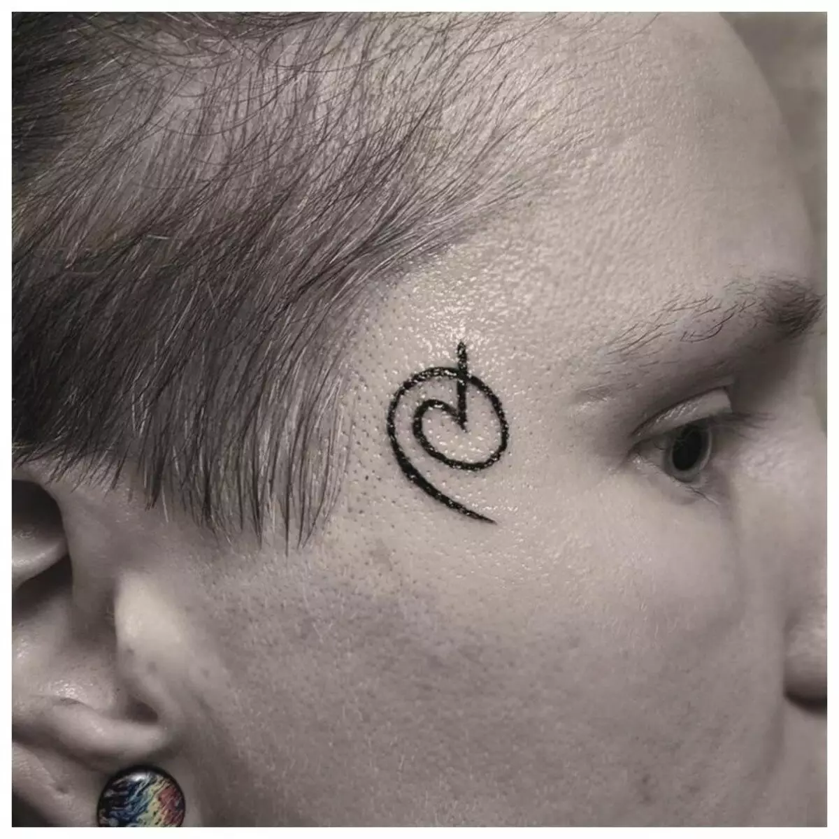 Tetovējums uz sejas (57 foto): meitenēm un vīriešiem, skices mazo tetovējumiem un liels. Tetovējums uz pieres un virs uzacīm, uz vaiga un citās sejas 13818_2