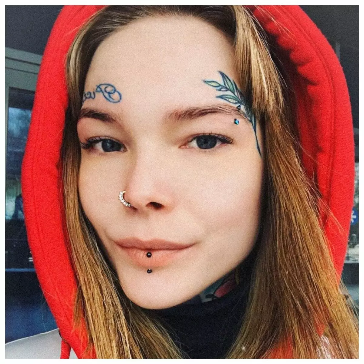 Татуировка на лицето (57 снимки): За момичета и мъже, скици на малки татуировки и големи. Татуировка по челото и над веждите, по бузата и в други части на лицето 13818_21