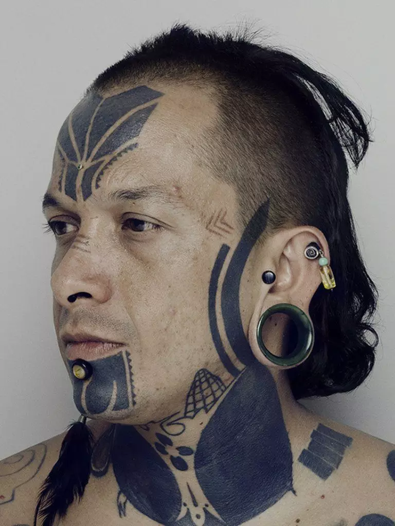 Tattoo on the face (57 photos): for girls and men, sketches of small tattoos and big. Tattoo on the forehead and over eyebrows, on the cheek and in other parts of the face 13818_54