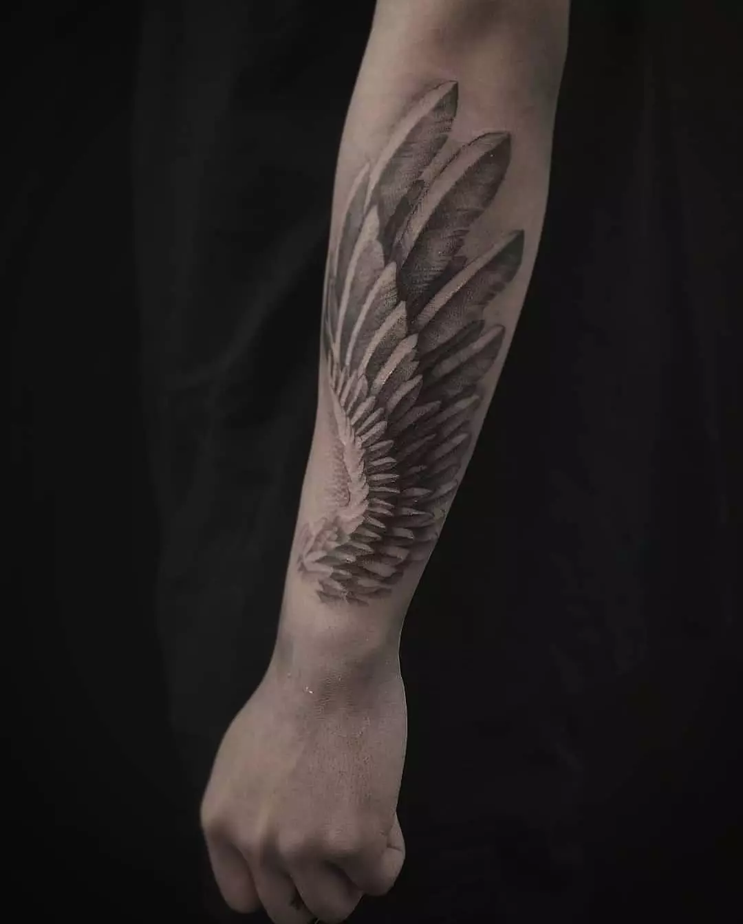 タトゥー「天使の翼」（42写真）：女の子と男性のためのタトゥーの価値、彼の背中、手、首の天使の羽のスケッチ 13819_36