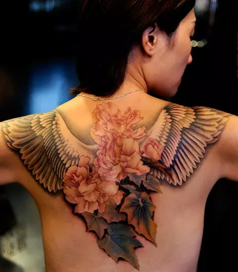 タトゥー「天使の翼」（42写真）：女の子と男性のためのタトゥーの価値、彼の背中、手、首の天使の羽のスケッチ 13819_8