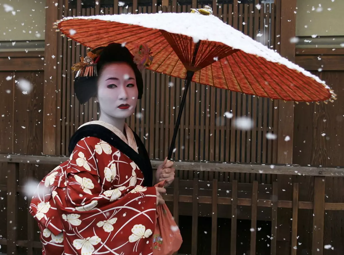 जापानी सूट (611 फोटोहरू): महिला राष्ट्रिय पोशाक जापान, स्कूलगिर केटी 1381_22