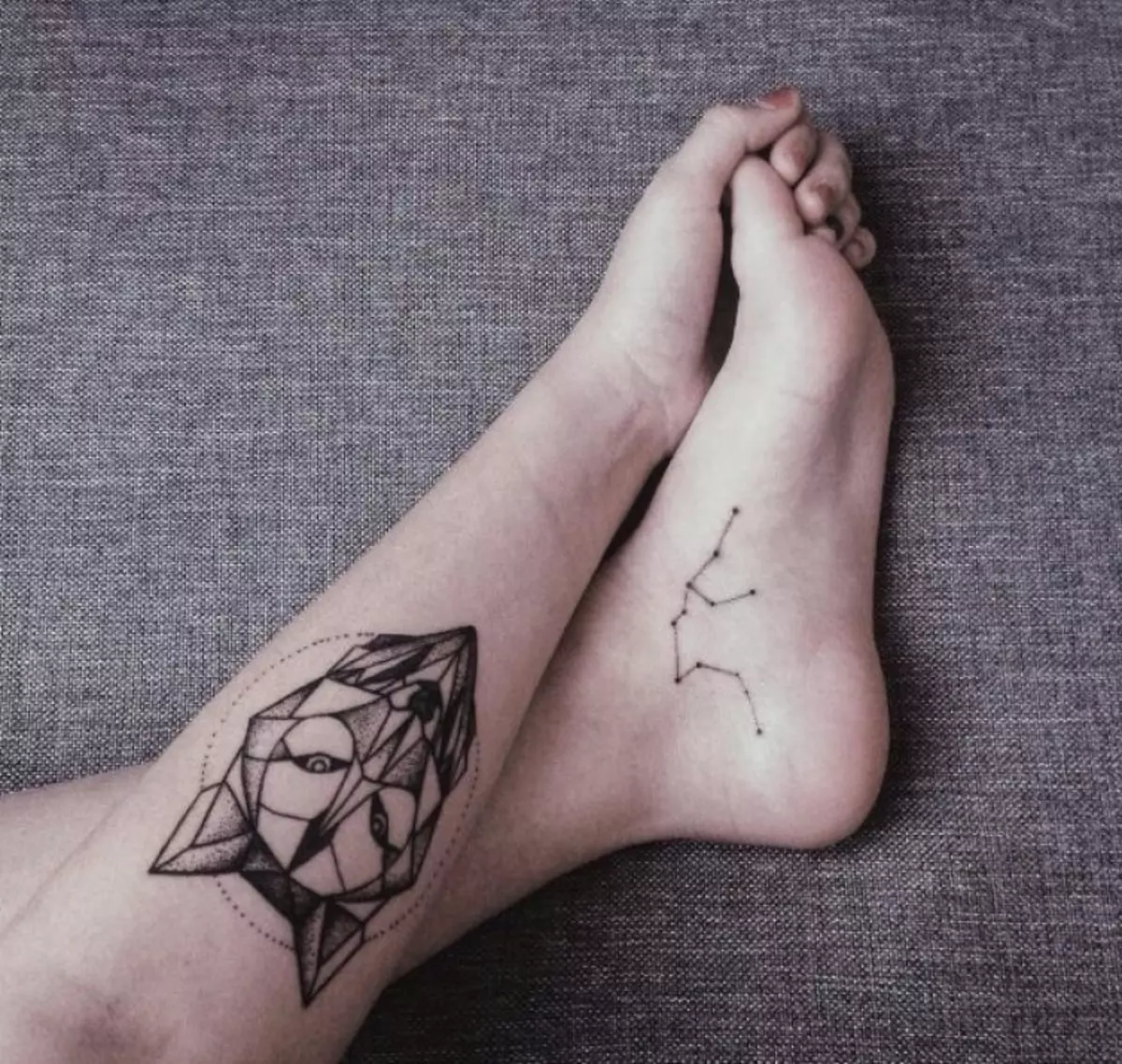 Геометрические тату на ноге