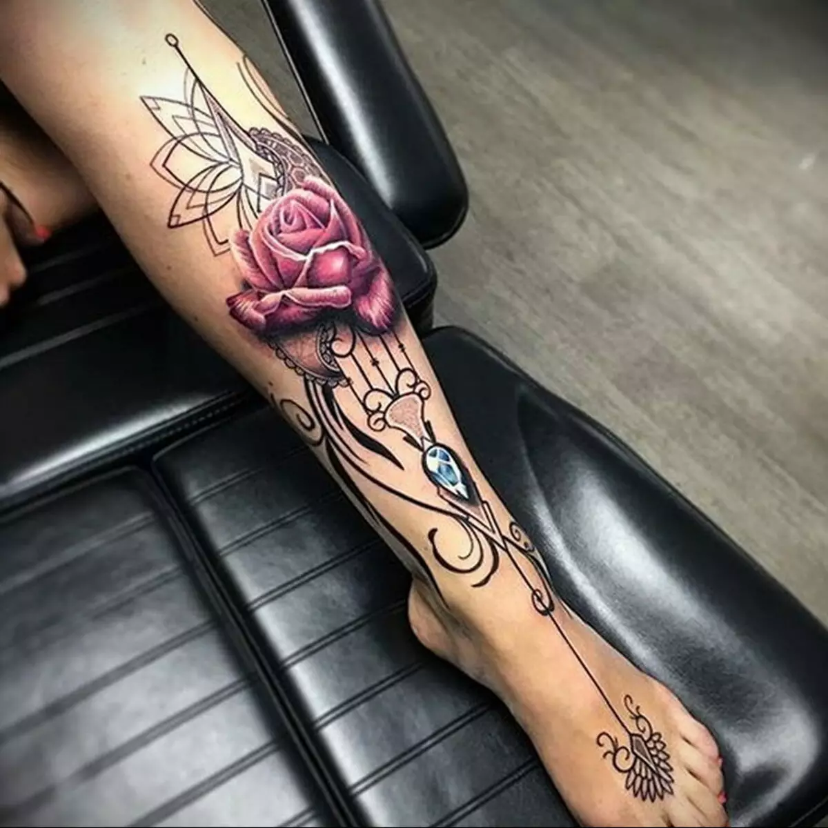 Красивая татуировка на ногу