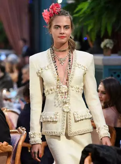 Chanel Costume (87 fotos): traxes de mulleres en estilo de coco chanel con saia, con zapatos, con shorts 1382_78