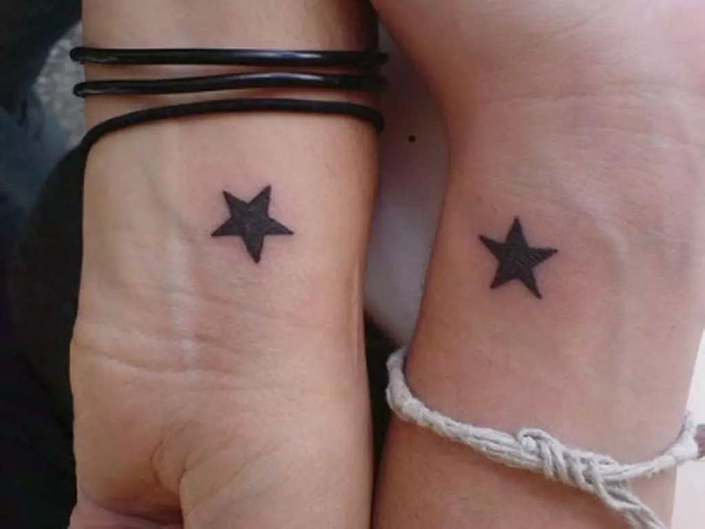 Tatuiruotė mergaitėms ant riešo (80 nuotraukų): mažai tatuiruotės su prasme ir kitais, eskizais ir reikšmėmis, gražiomis tatuiruotėmis aplink riešą ir šoną 13834_10