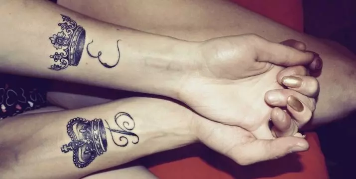 Tattoo for jenter på håndleddet (80 bilder): liten tatovering med mening og andre, skisser og betydninger, vakre tatoveringer rundt håndleddet og siden 13834_11