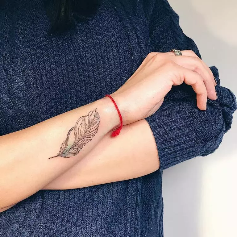 Tattoo pentru fete de pe încheietura mâinii (80 de fotografii): tatuaj mic cu semnificație și alte schițe și sensuri, tatuaje frumoase în jurul încheieturii mâinii și laterale 13834_16