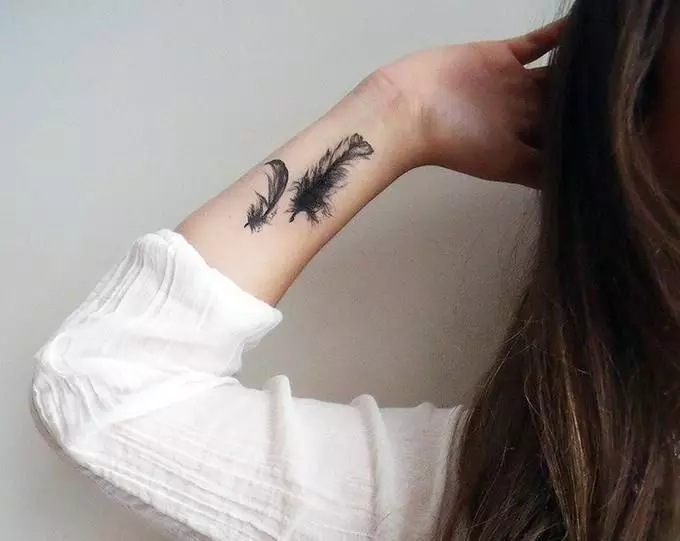 Tatuazh për vajzat në dore (80 foto): tatuazh i vogël me kuptim dhe të tjera, skica dhe kuptime, tatuazhe të bukura rreth duarve dhe anës 13834_18