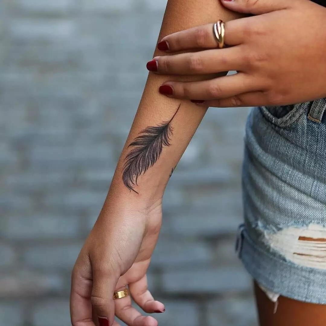 Tattoo vir meisies op die pols (80 foto's): klein tattoo met betekenis en ander, sketse en betekenisse, pragtige tattoos om die pols en kant 13834_2