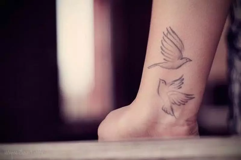 Tatuaggio per ragazze sul polso (80 foto): piccolo tatuaggio con significato e altro, schizzi e significati, bellissimi tatuaggi attorno al polso e al lato 13834_26