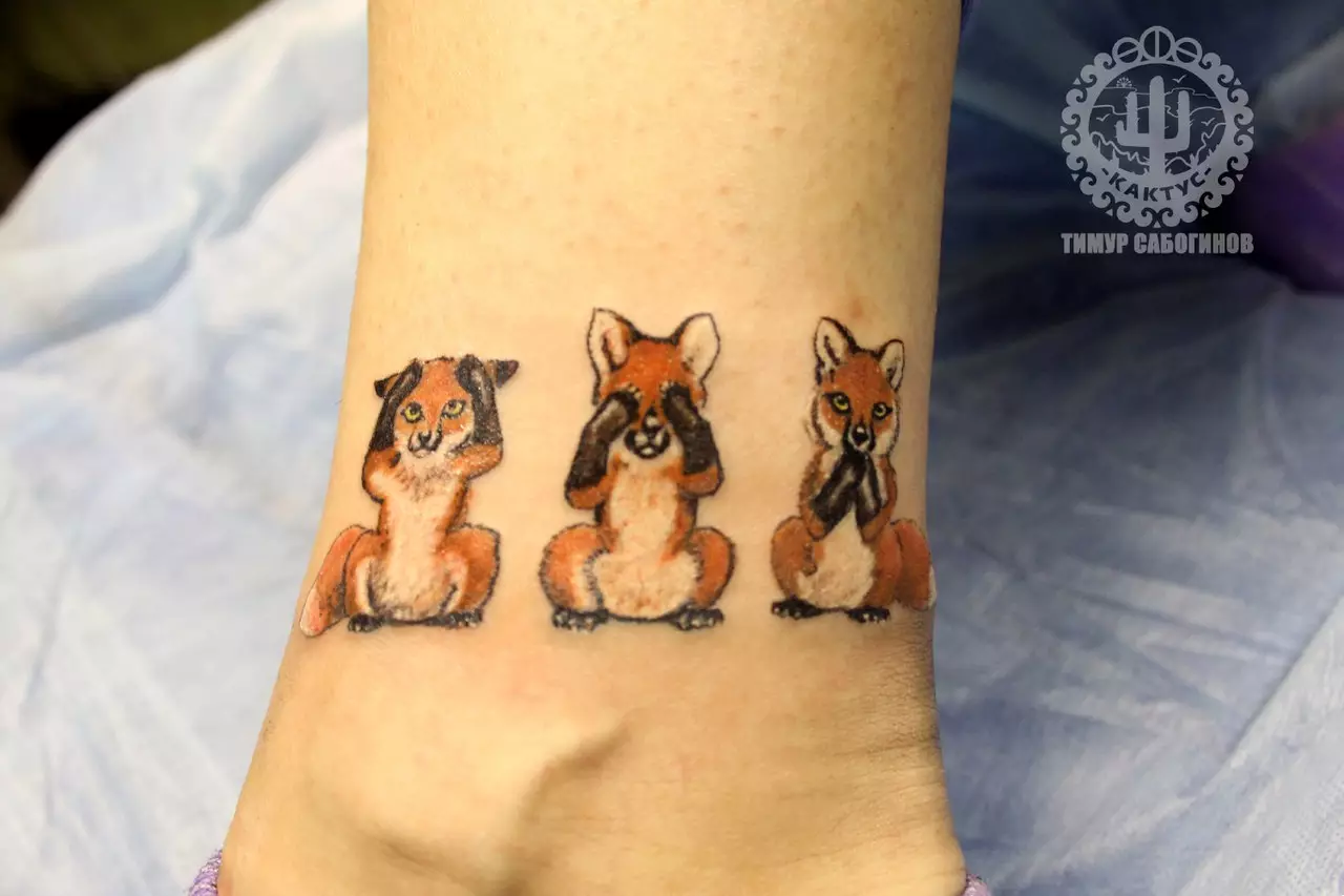 Tattoo pre dievčatá na zápästí (80 fotografií): malé tetovanie s významom a inými, náčrtmi a významy, krásne tetovanie okolo zápästia a strany 13834_31