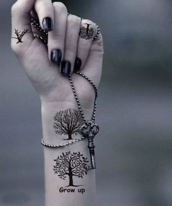 Tatuazh për vajzat në dore (80 foto): tatuazh i vogël me kuptim dhe të tjera, skica dhe kuptime, tatuazhe të bukura rreth duarve dhe anës 13834_34