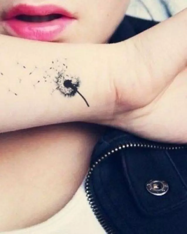 Tatuaggio per ragazze sul polso (80 foto): piccolo tatuaggio con significato e altro, schizzi e significati, bellissimi tatuaggi attorno al polso e al lato 13834_35
