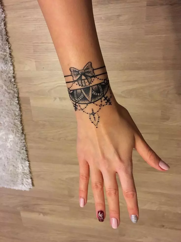 Tattoo pro dívky na zápěstí (80 fotografií): malé tetování se smyslem a dalšími, náčrtkami a významy, krásné tetování kolem zápěstí a strany 13834_36