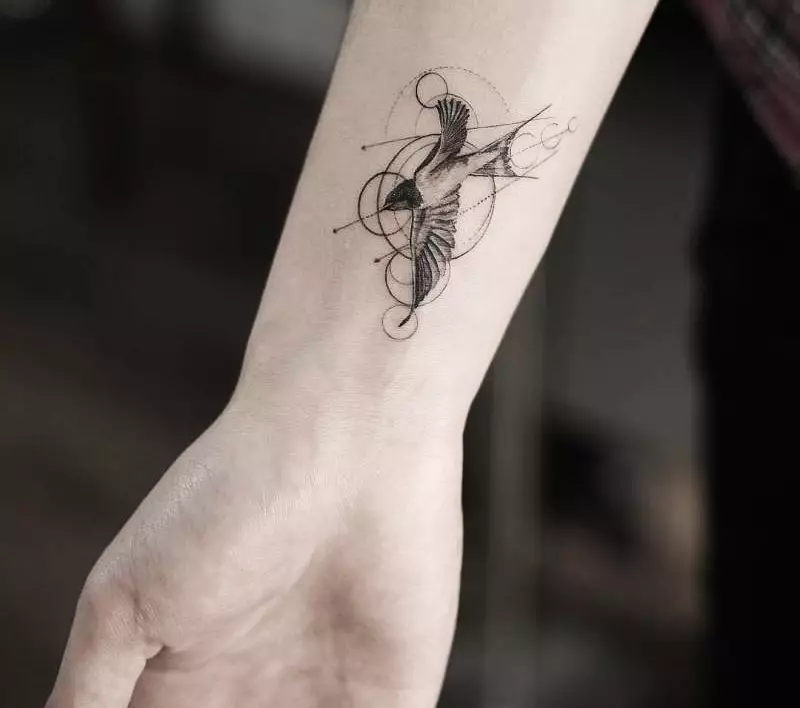 Tattoo za dekleta na zapestju (80 fotografij): malo tattoo s pomenom in drugi, skice in pomene, lepe tetovaže okoli zapestja in strani 13834_4