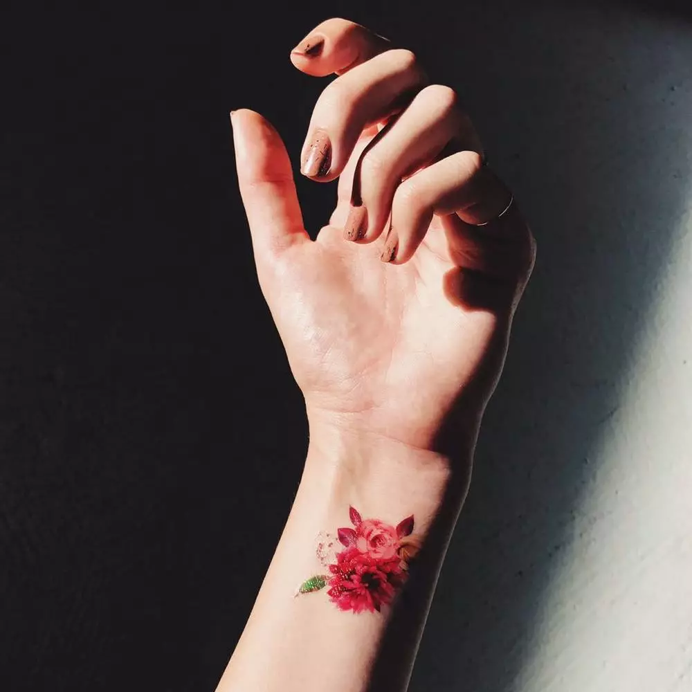 Tatuiruotė mergaitėms ant riešo (80 nuotraukų): mažai tatuiruotės su prasme ir kitais, eskizais ir reikšmėmis, gražiomis tatuiruotėmis aplink riešą ir šoną 13834_44