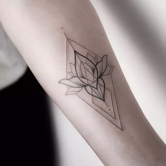 Tattoo pre dievčatá na zápästí (80 fotografií): malé tetovanie s významom a inými, náčrtmi a významy, krásne tetovanie okolo zápästia a strany 13834_45