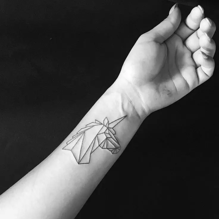 Tattoo por knabinoj sur la pojno (80 fotoj): Malgranda tatuo kun signifo kaj aliaj, skizoj kaj signifoj, belaj tatuoj ĉirkaŭ la pojno kaj flanko 13834_46