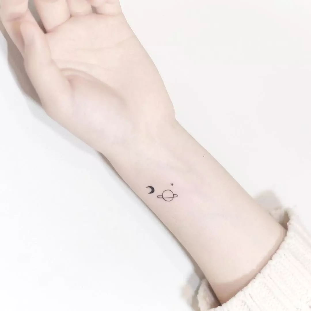 Tattoo pre dievčatá na zápästí (80 fotografií): malé tetovanie s významom a inými, náčrtmi a významy, krásne tetovanie okolo zápästia a strany 13834_47