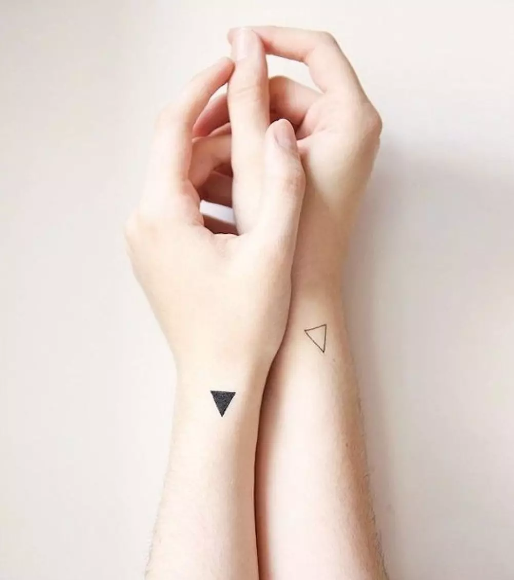 Tetovaža za djevojčice na zglobu (80 fotografija): mala tetovaža sa značenjem i drugim, skicama i značenjem, prekrasne tetovaže oko zgloba i strane 13834_48