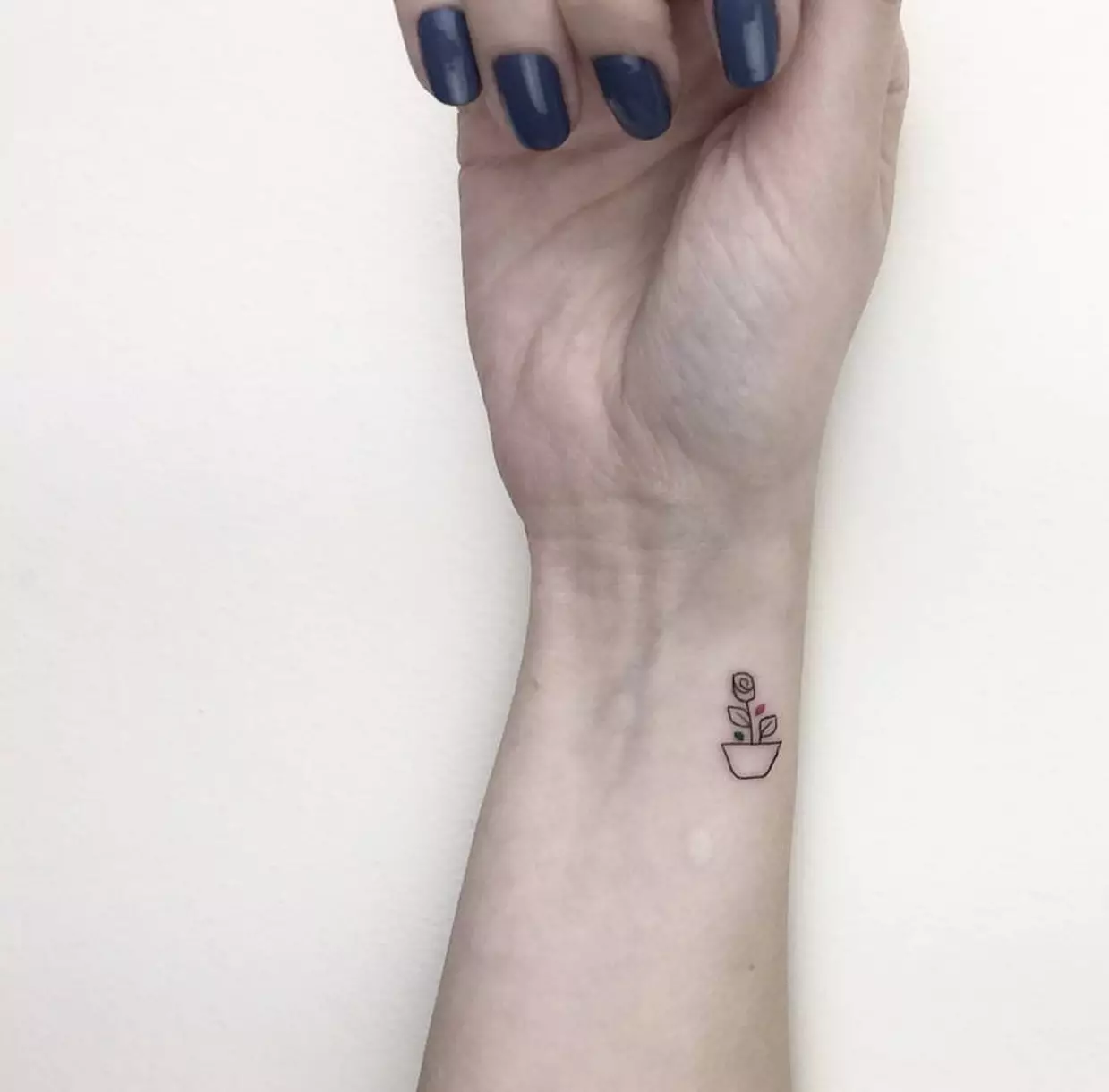 Tattoo mo teine ​​i luga o le tapulima (80 ata): laititi tattoo ma le uiga ma isi, ata ma uiga, matagofie tattos faataamilo i le tapulima 13834_49