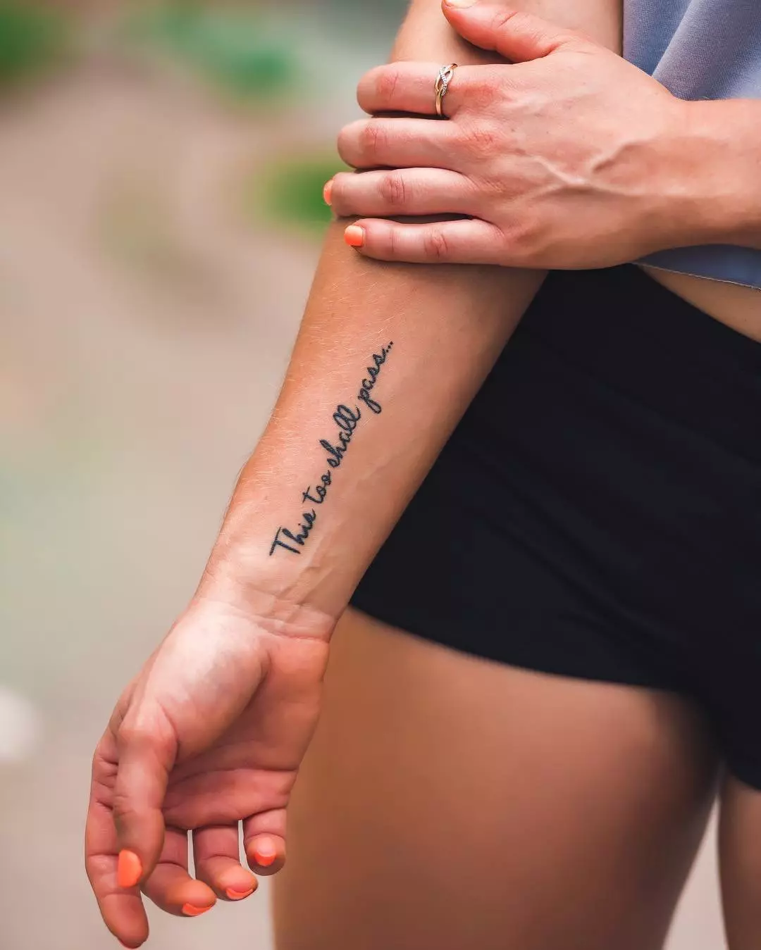 Tattoo pre dievčatá na zápästí (80 fotografií): malé tetovanie s významom a inými, náčrtmi a významy, krásne tetovanie okolo zápästia a strany 13834_5