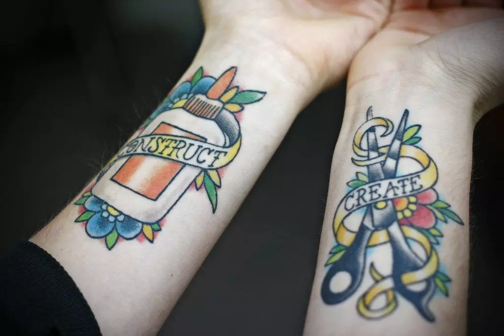 Tatuaggio per ragazze sul polso (80 foto): piccolo tatuaggio con significato e altro, schizzi e significati, bellissimi tatuaggi attorno al polso e al lato 13834_52