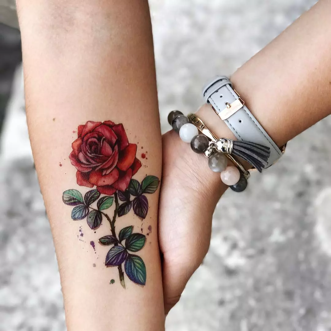 Tetovaža za djevojčice na zglobu (80 fotografija): mala tetovaža sa značenjem i drugim, skicama i značenjem, prekrasne tetovaže oko zgloba i strane 13834_53