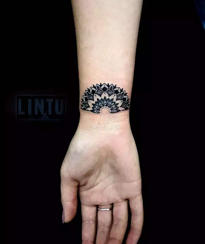 Tattoo for girls on the wrist (80 photos): Little tattoo with meaning and other, sketches and meanings, beautiful tattoos around the wrist and side 13834_55