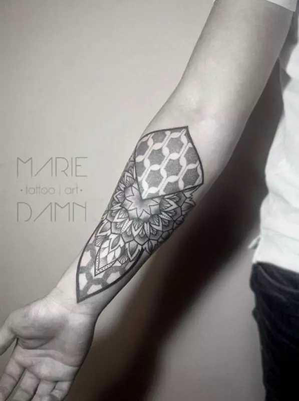 Tattoo por knabinoj sur la pojno (80 fotoj): Malgranda tatuo kun signifo kaj aliaj, skizoj kaj signifoj, belaj tatuoj ĉirkaŭ la pojno kaj flanko 13834_57