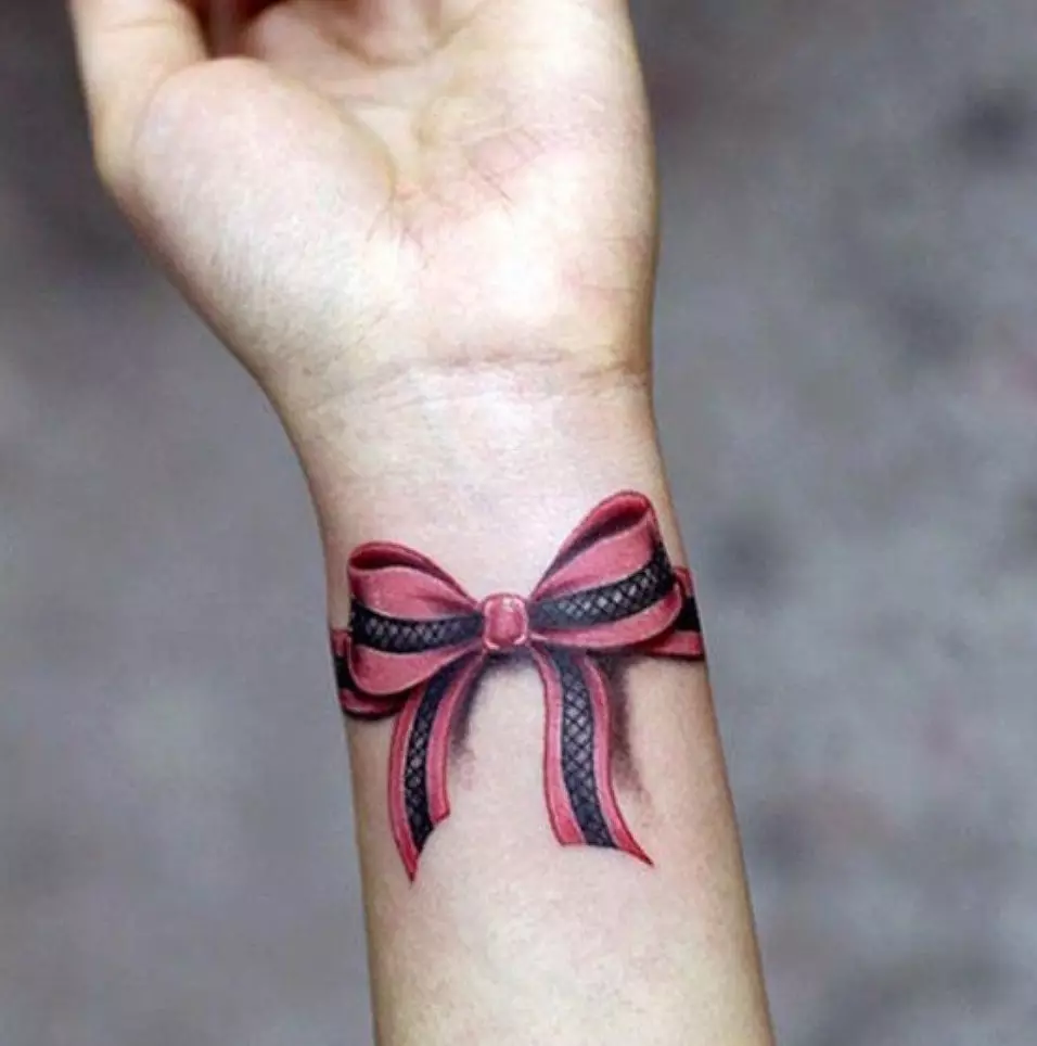 Tattoo pro dívky na zápěstí (80 fotografií): malé tetování se smyslem a dalšími, náčrtkami a významy, krásné tetování kolem zápěstí a strany 13834_6