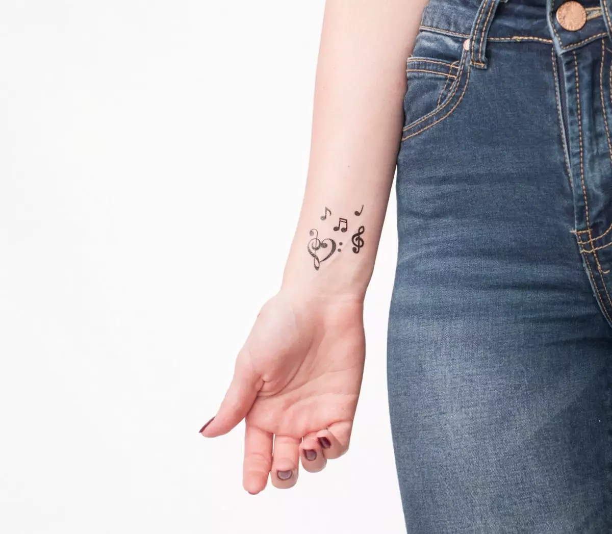Tetovaža za djevojčice na zglobu (80 fotografija): mala tetovaža sa značenjem i drugim, skicama i značenjem, prekrasne tetovaže oko zgloba i strane 13834_60