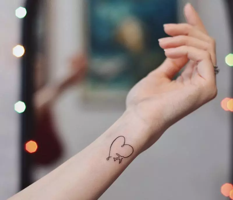 Tattoo pro dívky na zápěstí (80 fotografií): malé tetování se smyslem a dalšími, náčrtkami a významy, krásné tetování kolem zápěstí a strany 13834_67